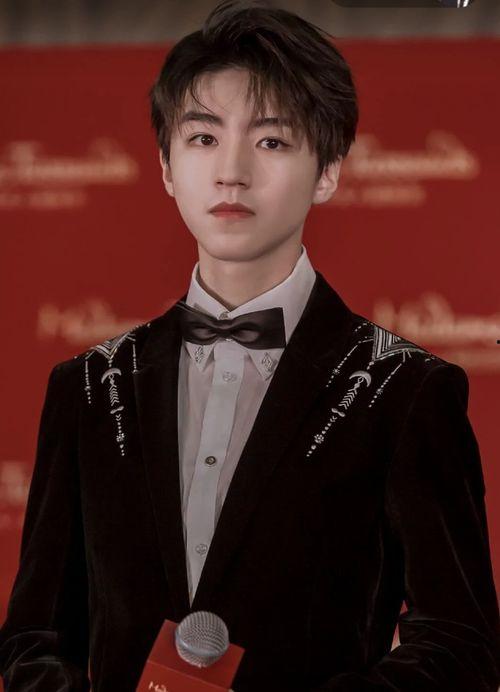 娱乐圈冷漠的帅哥,冷漠背后的温暖故事